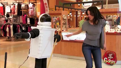 Секси мацка срещу робот!!!