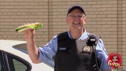 Птицата уцели сандвича на полицая - скрита камера - Смях