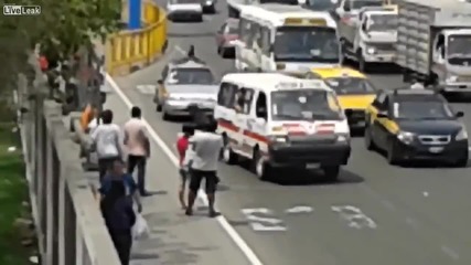 Полицай спира движението, за да спаси изплашено куче останало на магистралата