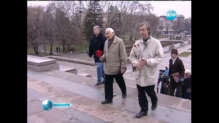 Паметникът на Съветската армия - “украсен” в цветовете на Украйна