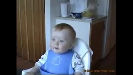 Бебе се разцепва от смях