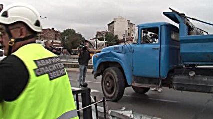 Камион надвисна над тунела на Лъвов мост