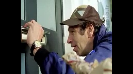 Здравей къдравелко ... мама вкъщи ли е 