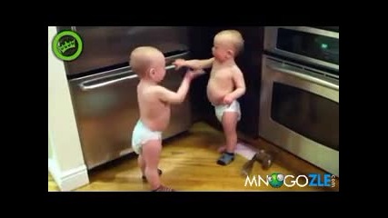 Близнаци си говорят на бебешки