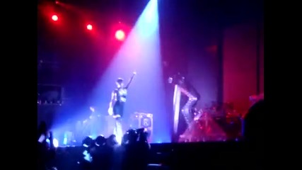 rihanna last girl on earth tour 2010 Wait is over and live your life and run this town 