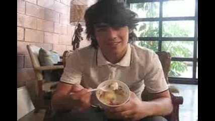Joe Jonas Loves Pinkberry! 