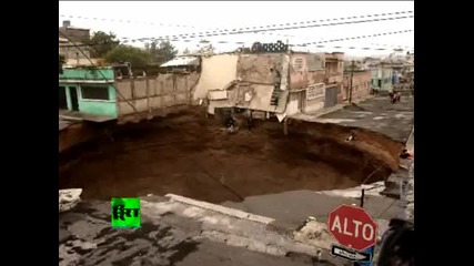 Огромна дупка погълна сграда! 