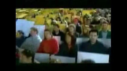 Публиката Прави Яка Реклама На Budwiser