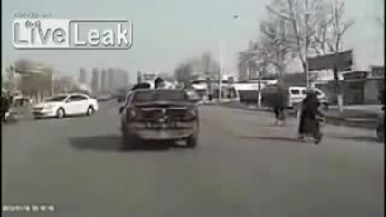 Луд шофьор качи полицая на капака и го „вози“ километри наред