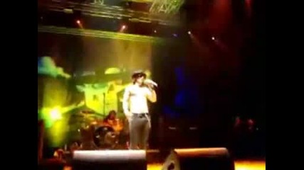 Slash нападнат по време на изпълнение на сцена в Италия 