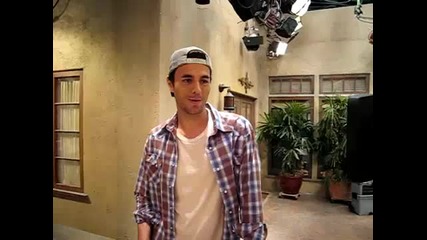 Enrique talks about the story of Two and a Half Men 