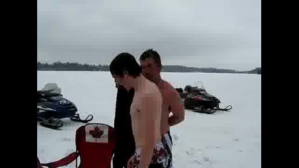 Луди канадци голи под леда
