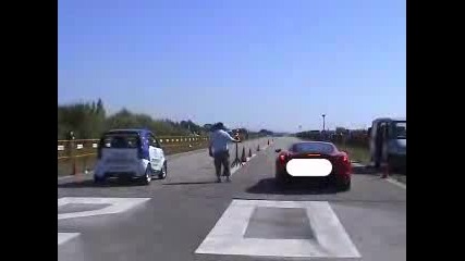 удивително Smart vs. Ferarri 