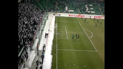 Фенове хвърлят снежни топки по футболистите на Легия Варшава! :d