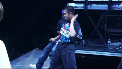 Бийбс и екипа ми танцуват Dougie .. xd