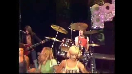Ac/dc 1976 - Bon Scott Plays the Bagpipes 
