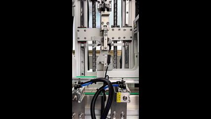 Автоматична затваряща машина / Automatic bottle capping machine