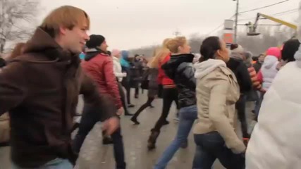 Изненадващо Зареждащ Flash mob , на площада в Русия!