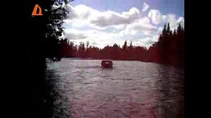 UAZ преплува река