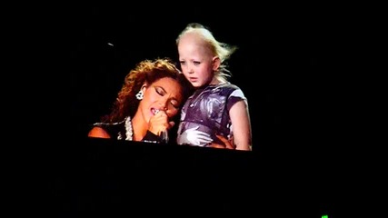 Beyonce - Halo 18 09 09 (sings to a special young girl)