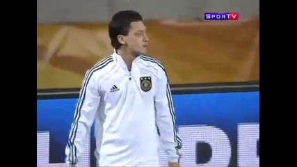 Озил жонглира с дъвка