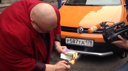 Руски бизнесмен изгори $20,000 в подкрепа на рублата