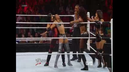 Aksana , Layla & Alicia Fox vs Brie Bella & The Funkadactyls + ( Aj Lee коментаторка ) - Wwe Raw