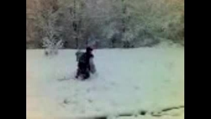 Хилт скача във сняг със войнишки шинел