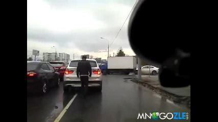 Човек се мисли за кола