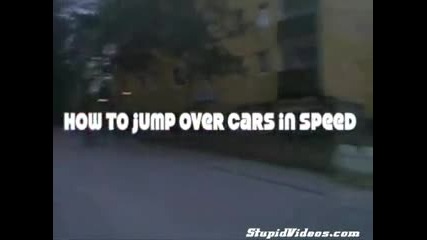 Ненормални прескачат коли в движение !!! 