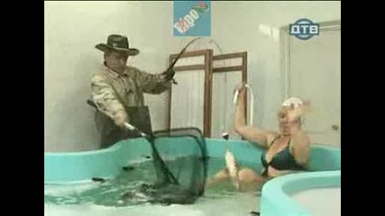 Голи И Смешни - Рибка В Басейн(скрита Камера).