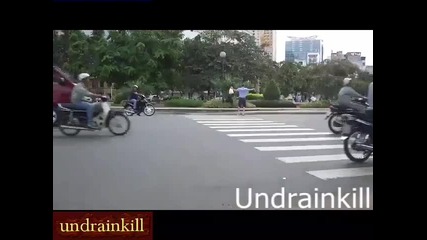 Чист късмет е да прекосиш улица във Виетнам !