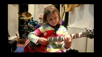 7 - годишно Момиченце разбива с кавър на Guns N' Roses