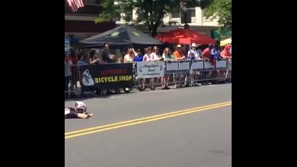 Велосипедист избързва с радостта си пада на финала ,но спечели състезанието !
