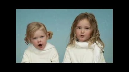 Две Сестрички Пеят Коледна Песен:))