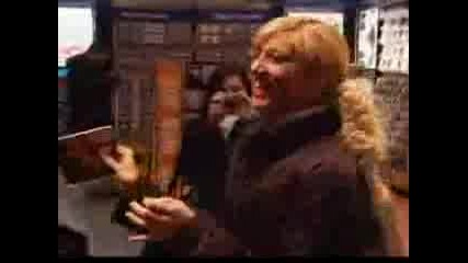 Ashley Купува Албума Си