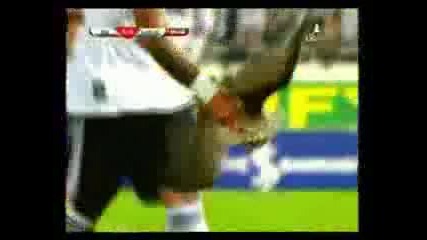 Звезда на Бешикташ - Ricardo Quaresma хваща птица по време на мач 