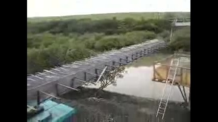 Такова пропадане на кран не сте виждали 