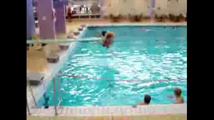 Не напълно успешен опит със скок в басейн