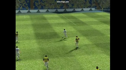 Pes К. Роналдо финтира двама и вкарва
