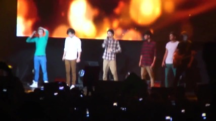 One Direction разкопчават на Хари ризата докато пеят Wmyb в Chicago