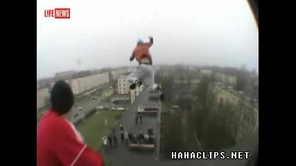 Луд фен скача от сграда
