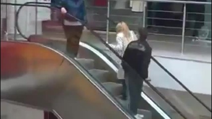 Вижте как блондинка се качва по ескалатор... е не е ли тъпа ;дд