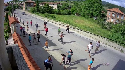 Камера засне как тълпи въоръжени цигани нападат село Марчево