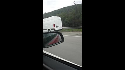 Дали има право да надминава в аварийната лента?