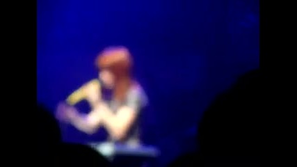 Hayley Plays Wrong Key &thanks Opening Acts and Gets Love! 