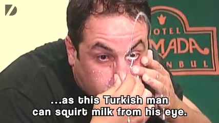Мъж изпръсква от очите си прясно мляко