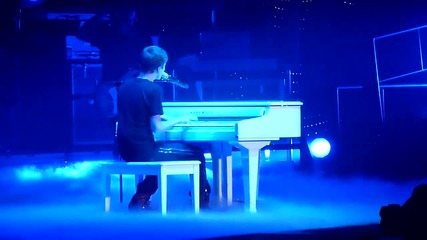Justin Bieber пее Down To Earth в Birmingham Nia на 4 - ти Март 2011 