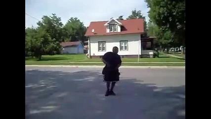 Смях!идиот го блъска камион за сладолед!