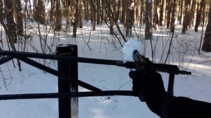 Снежни топки срещу газов пистолет :)